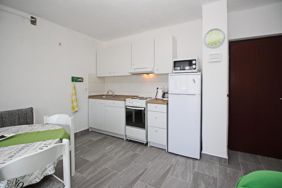 Kitchen or kitchenette, microwave, oven, pet friendly, kitchen