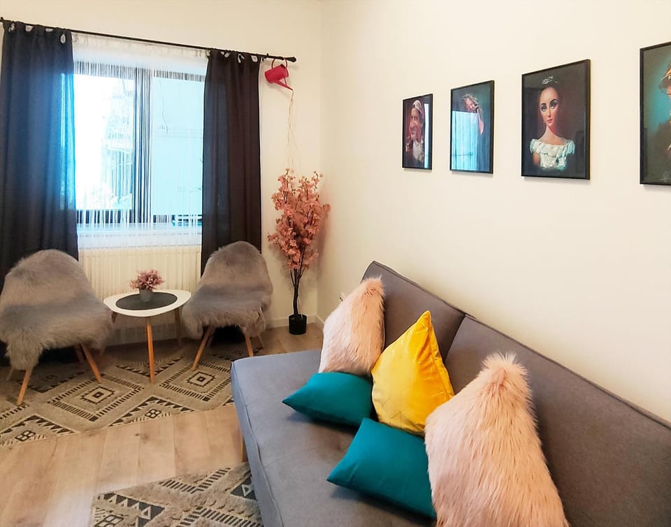 Bed, Living room, Photo of the whole room, Decorative detail, Seating area