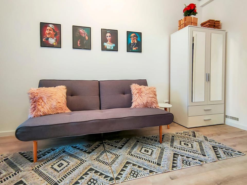 Living room, Seating area