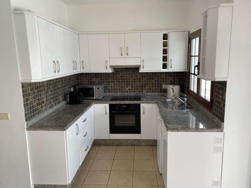 Kitchen or kitchenette, dishwasher