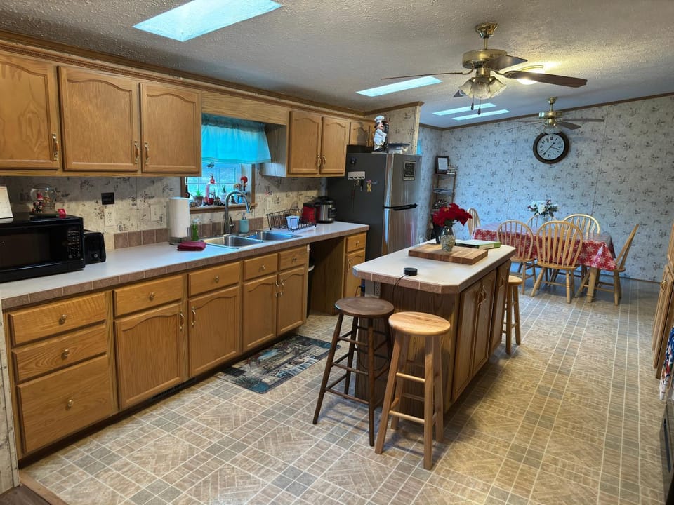 Kitchen or kitchenette, Dining area, fireplace, minibar, pet friendly