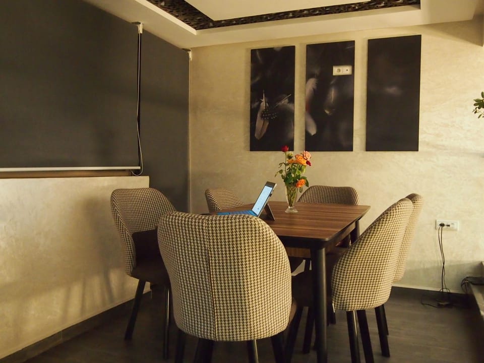 Communal lounge/ TV room, Living room, Seating area