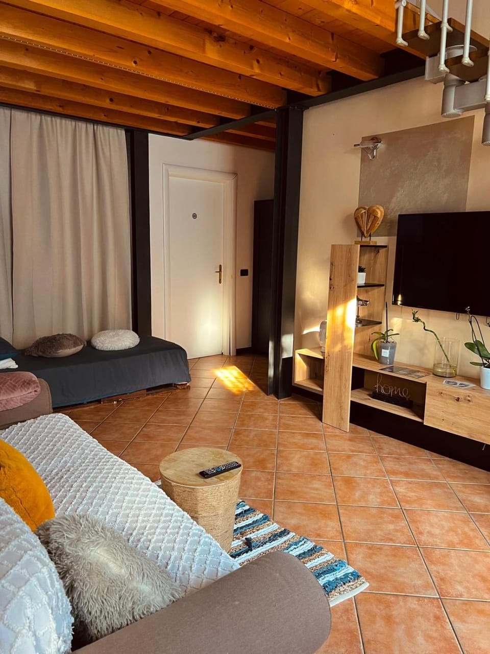 Bed, TV and multimedia, Living room, Photo of the whole room, Seating area, Evening entertainment, Bedroom