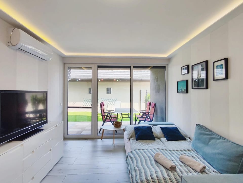 Day, TV and multimedia, Living room, air conditioner