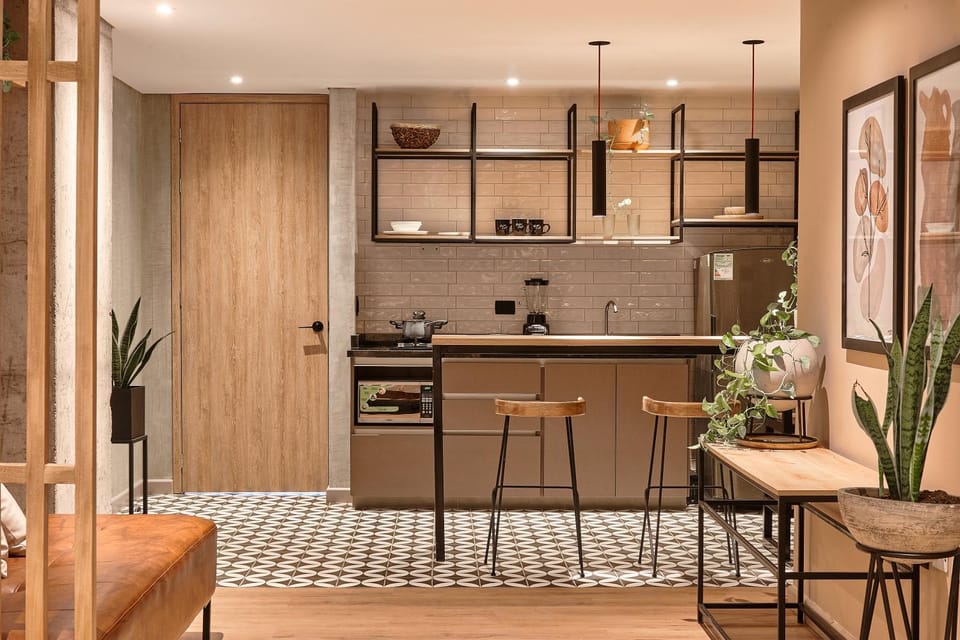 Kitchen or kitchenette, minibar