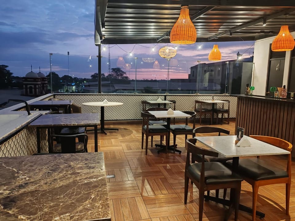 Restaurant/places to eat, Balcony/Terrace