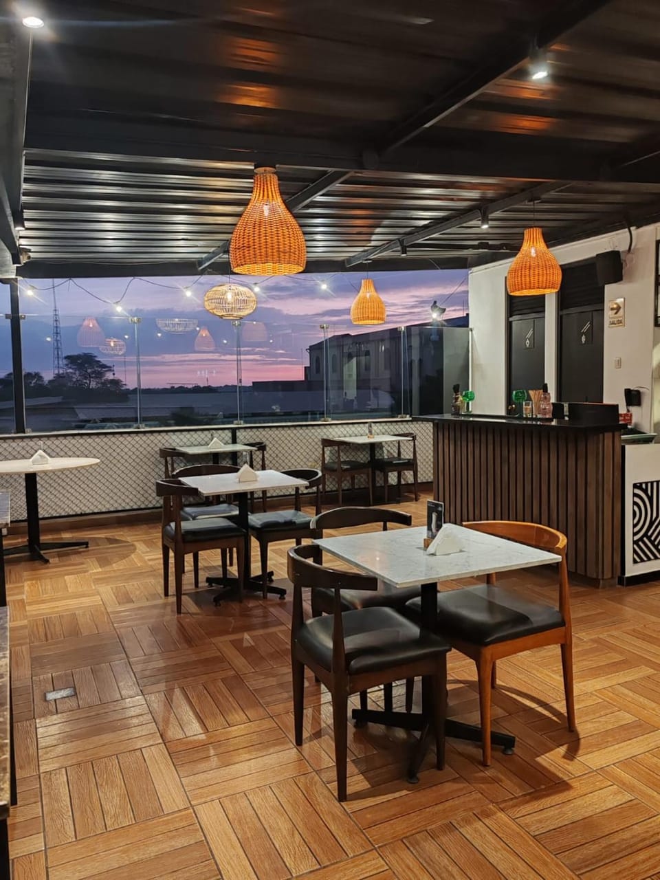 Restaurant/places to eat, Balcony/Terrace