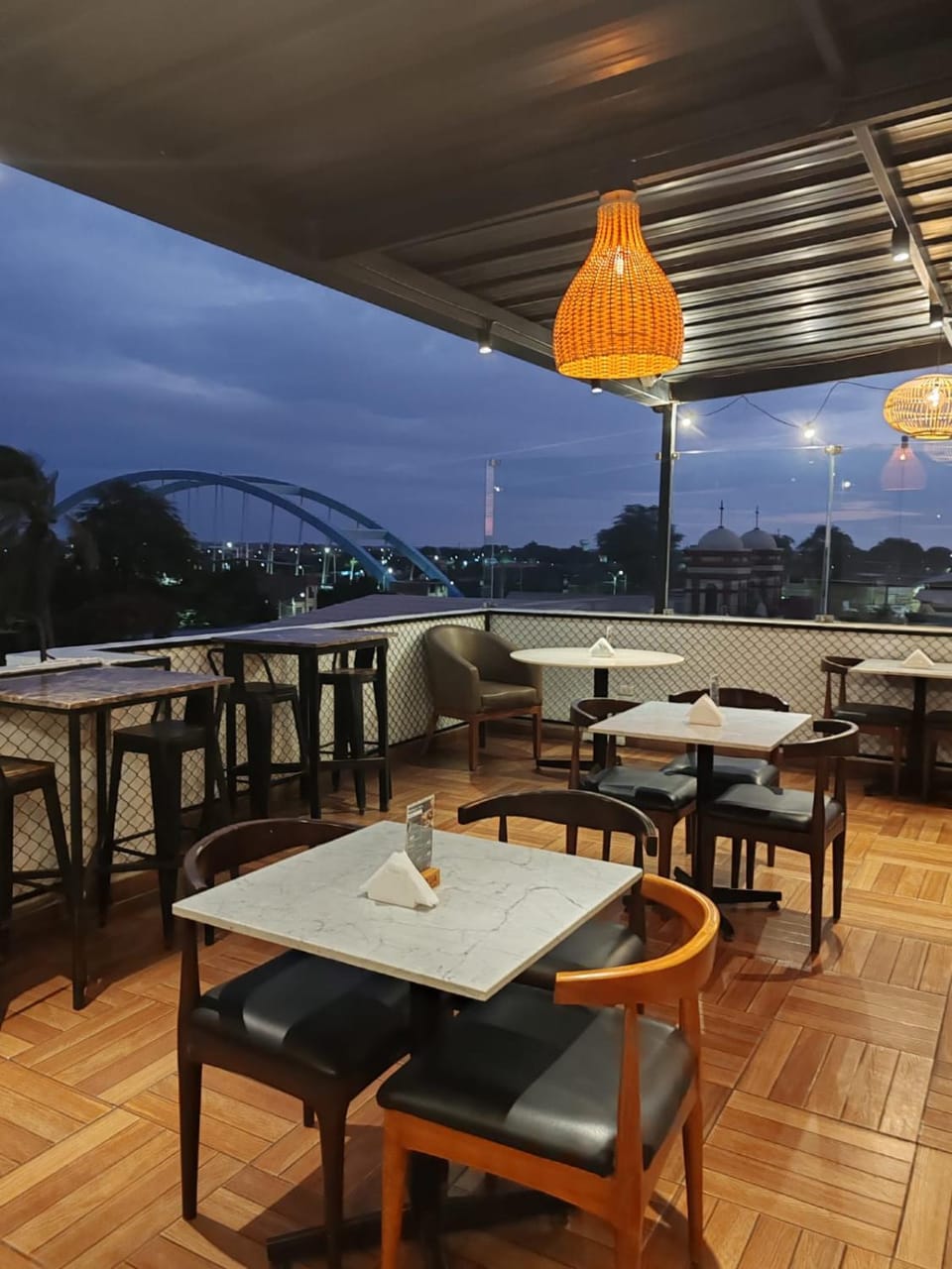 Restaurant/places to eat, Balcony/Terrace, City view