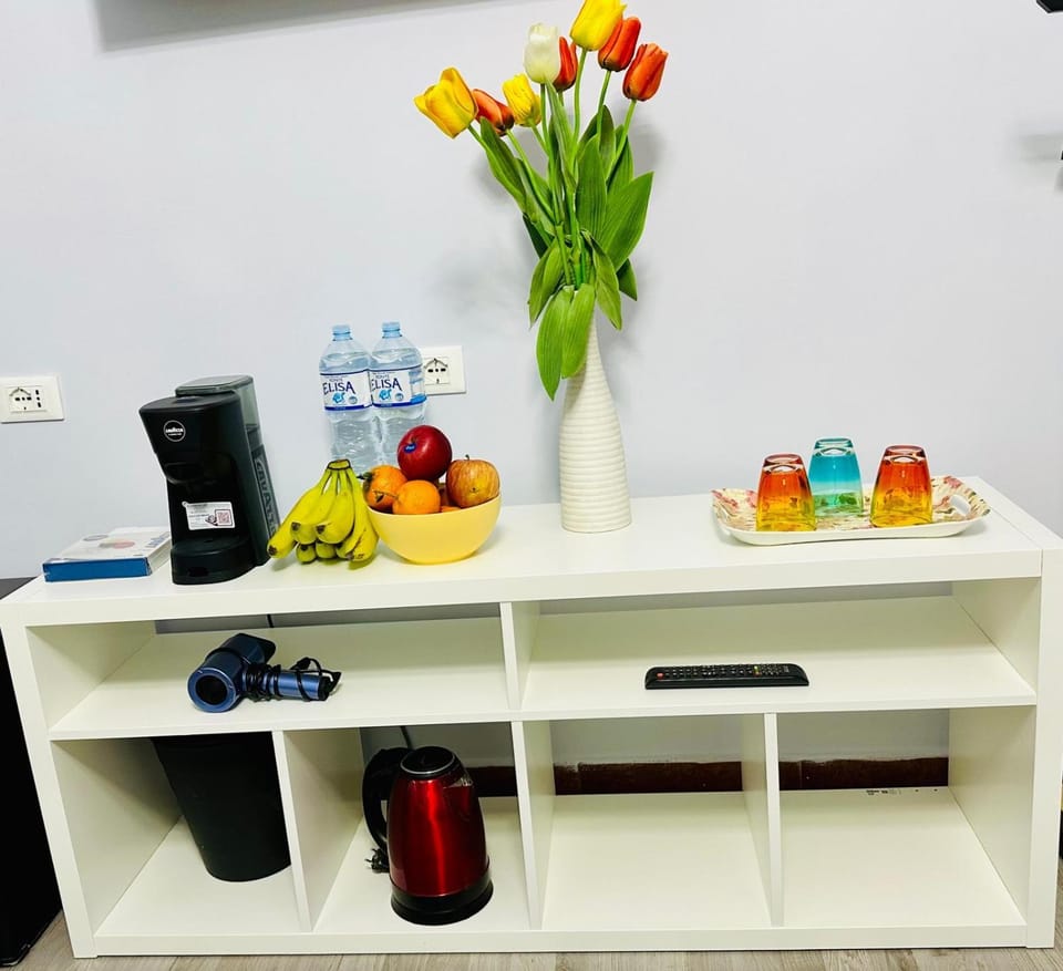Coffee/tea facilities, Food and drinks