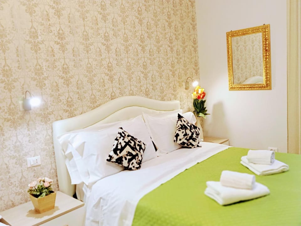 Bed, Bedroom, towels