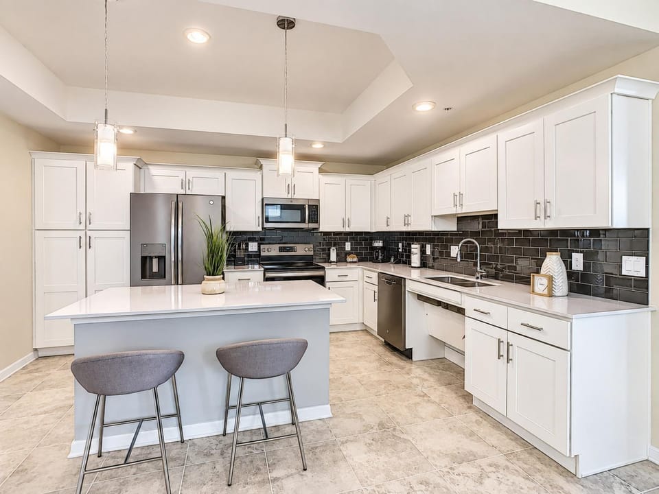 Comfy 3BR Lakeview Condo with 2Clubhouses House in Kissimmee