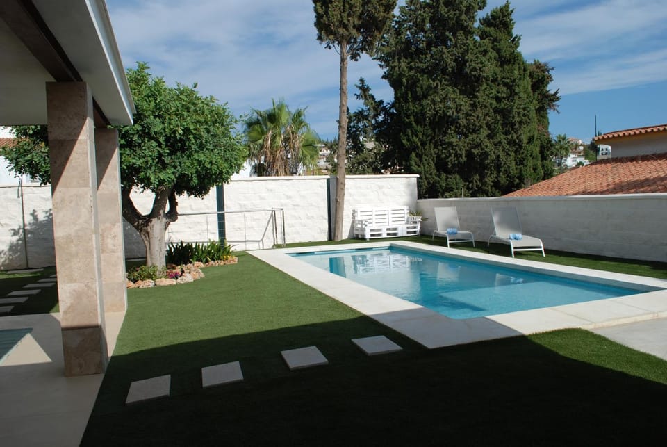 Swimming pool, sunbed