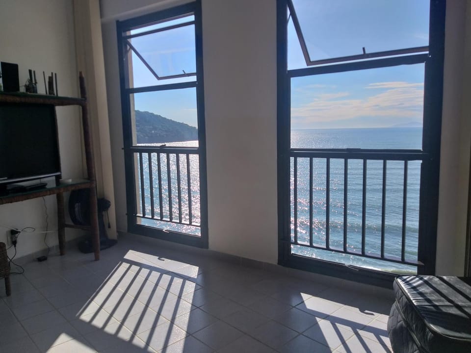 Apartamento na avenida da praia Martim de Sá com vista infinita pro mar em todos os cômodos.No 3o. quiosque próximo a prainha.Sinta-se na praia ouvindo o barulho das ondas e música dos quiosques.Com piscina adulto e infantil. Apartment in Caraguatatuba
