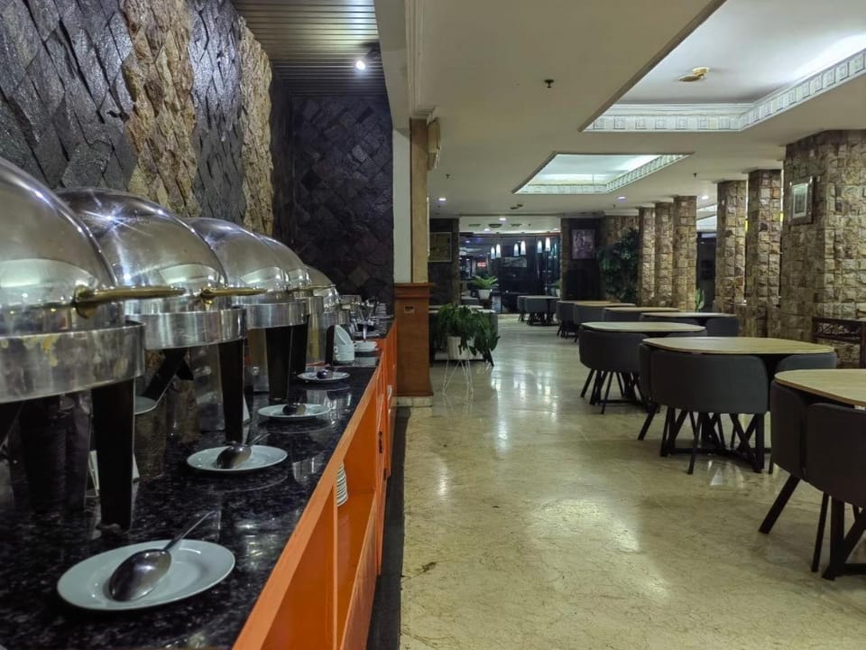 Restaurant/places to eat, Buffet breakfast