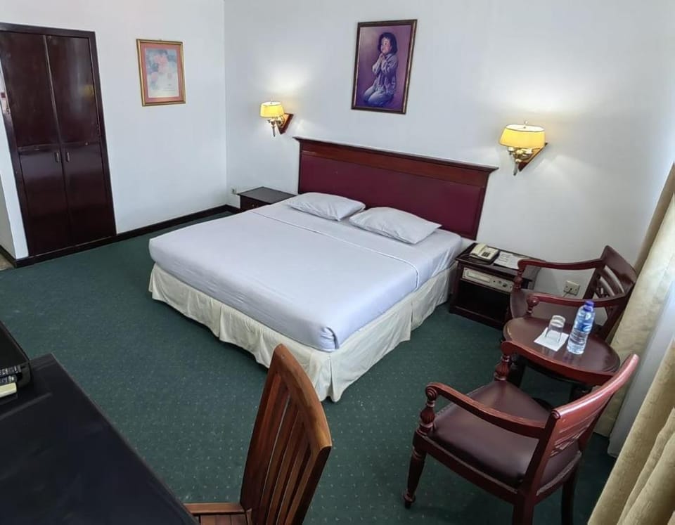 Bed, Photo of the whole room, Seating area, Bedroom, hair dresser, wardrobe