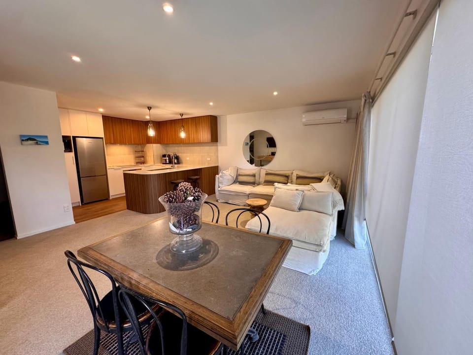 Kitchen or kitchenette, Living room, Seating area, Dining area, oven