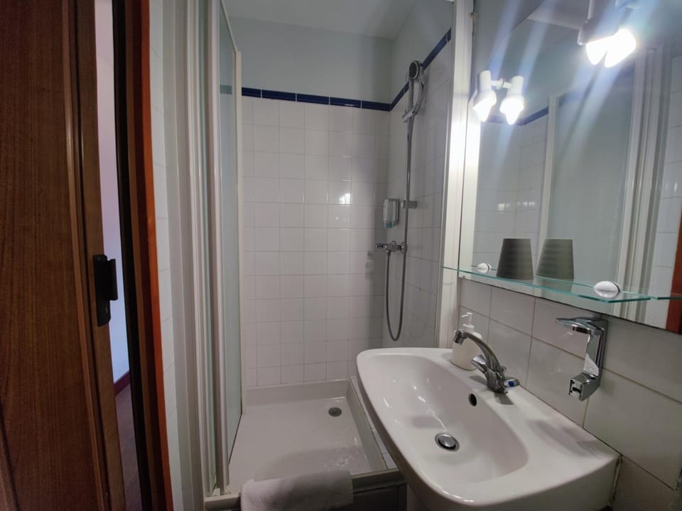 Shower, Bathroom, towels