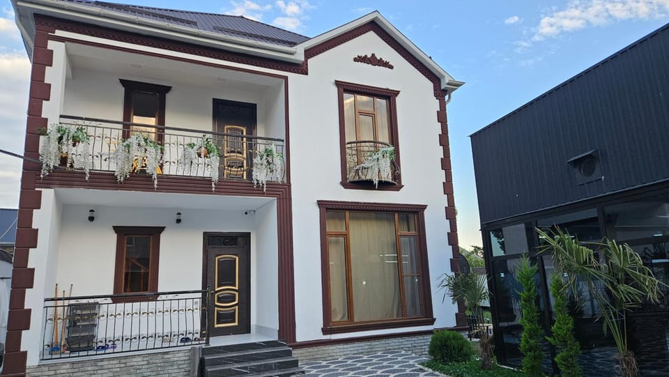 Property building, Facade/entrance, Day, Neighbourhood