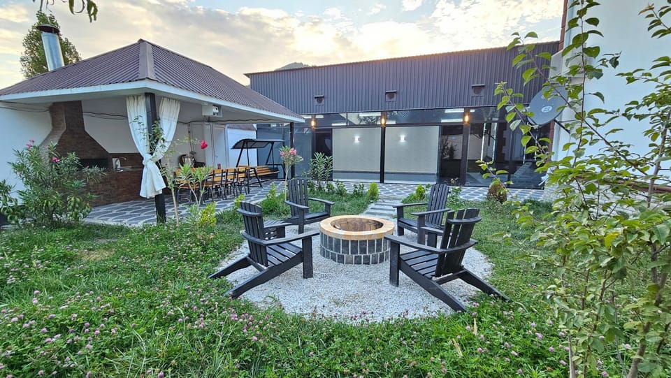Property building, Day, BBQ facilities, Garden, Balcony/Terrace, Dining area, Garden view, Mountain view, Pool view, Swimming pool, Quiet street view, fireplace