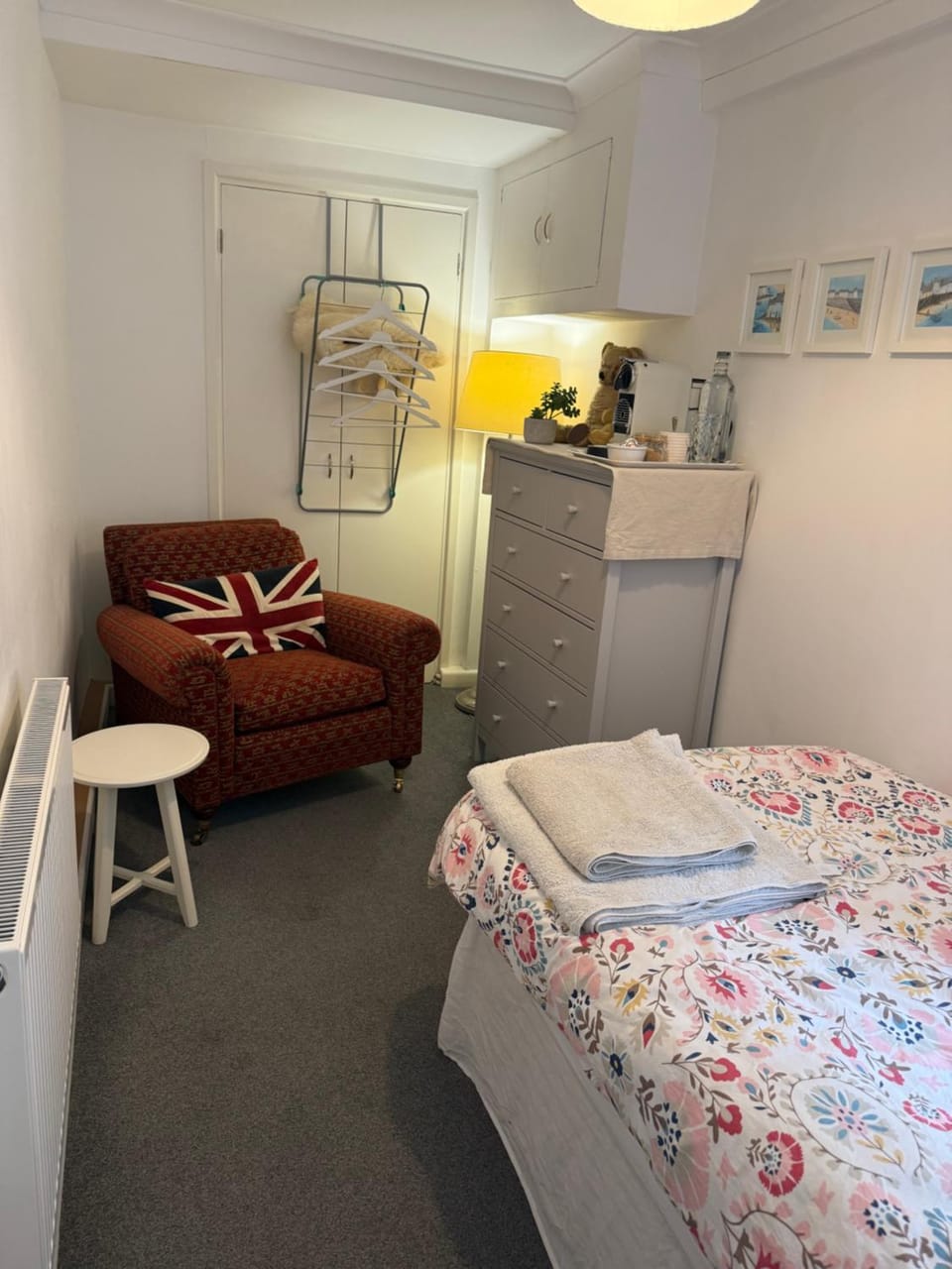 Bed, Photo of the whole room, Seating area, Bedroom