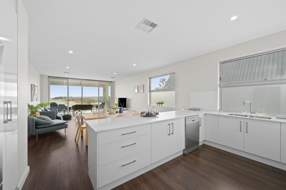 Kitchen or kitchenette, Dining area, dishwasher