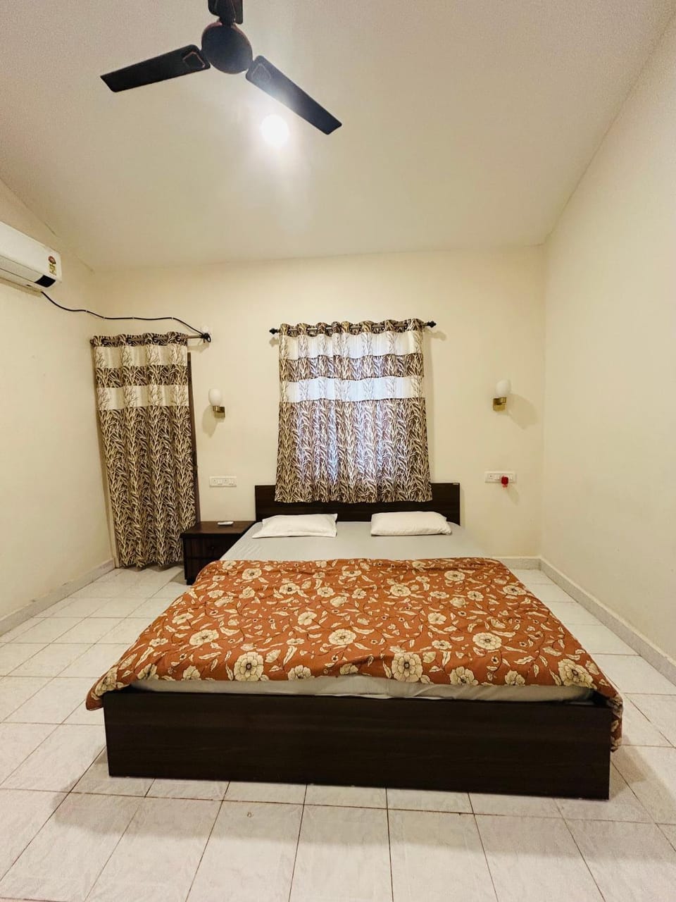 Bed, Photo of the whole room, Bedroom, fireplace