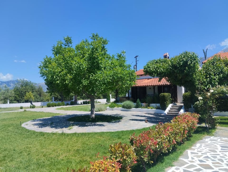 ΑΡΧΟΝΤΙΚΟ ΣΤΟΥΣ ΠΡΟΠΟΔΕΣ ΤΟΥ ΟΡΟΥΣ ΔΙΡΦΥΣ House in Euboea