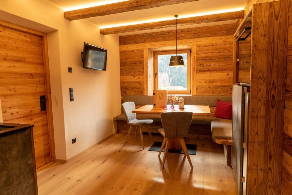 Seating area, kitchen