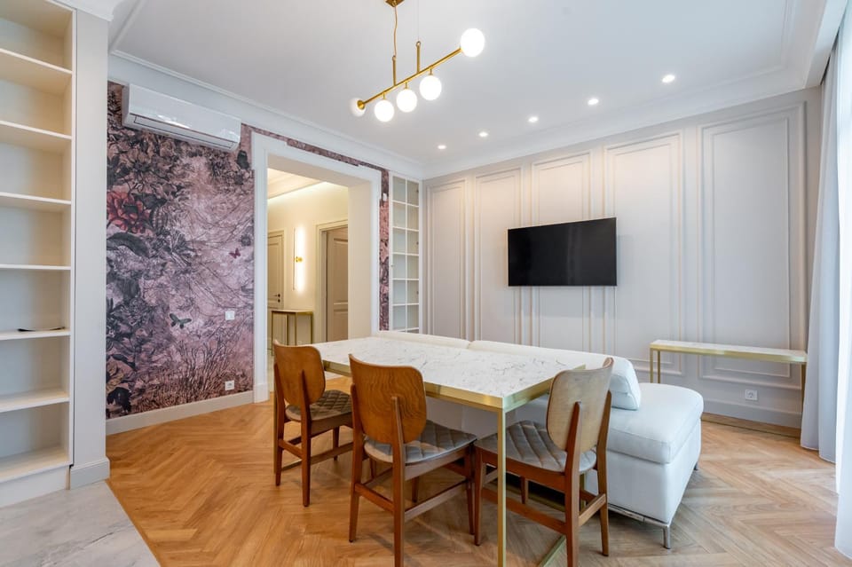 TV and multimedia, Living room, Seating area, Dining area