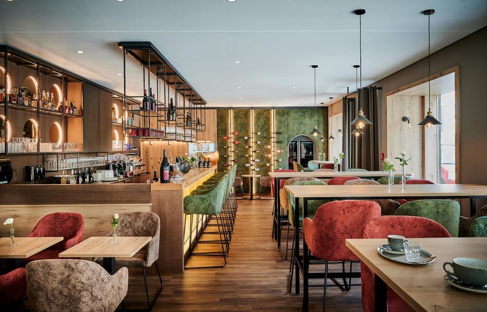 Restaurant/places to eat, Lounge or bar
