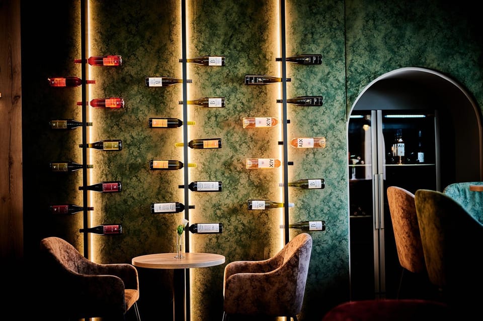 Restaurant/places to eat, Lounge or bar