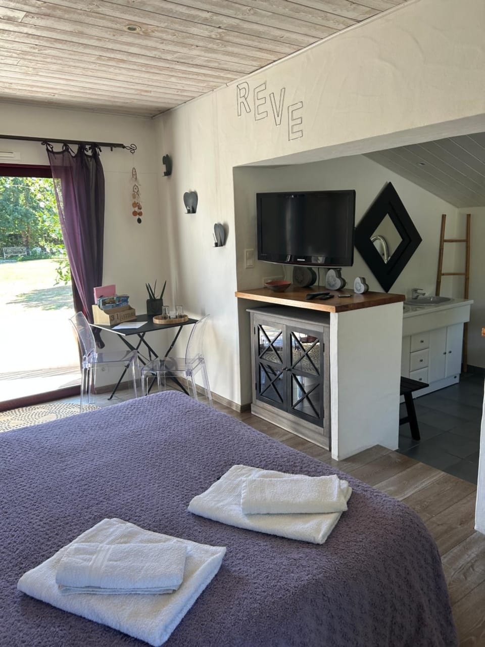 chambre d hôtes les trois châteaux piscine intérieure chauffée Bed and Breakfast in Pays de la Loire