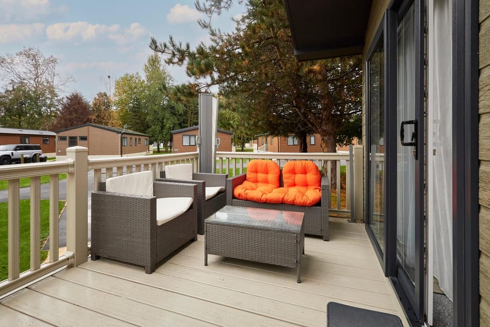 Property building, Balcony/Terrace, Seating area