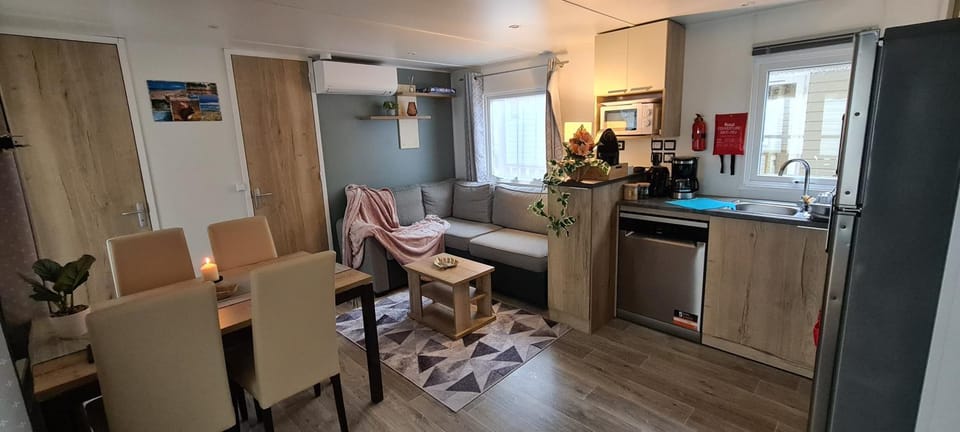 Communal lounge/ TV room, Kitchen or kitchenette, Living room, dishwasher, oven, stove