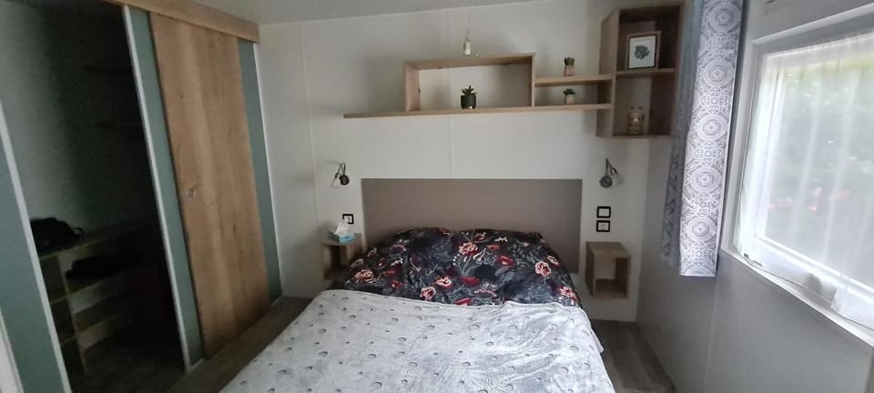 Photo of the whole room, wardrobe