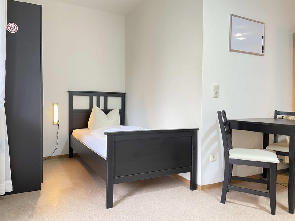 Bed, Seating area, Bedroom