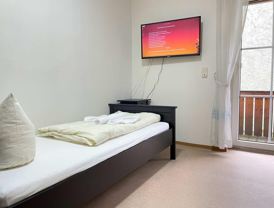 Bed, TV and multimedia, Photo of the whole room, Bedroom