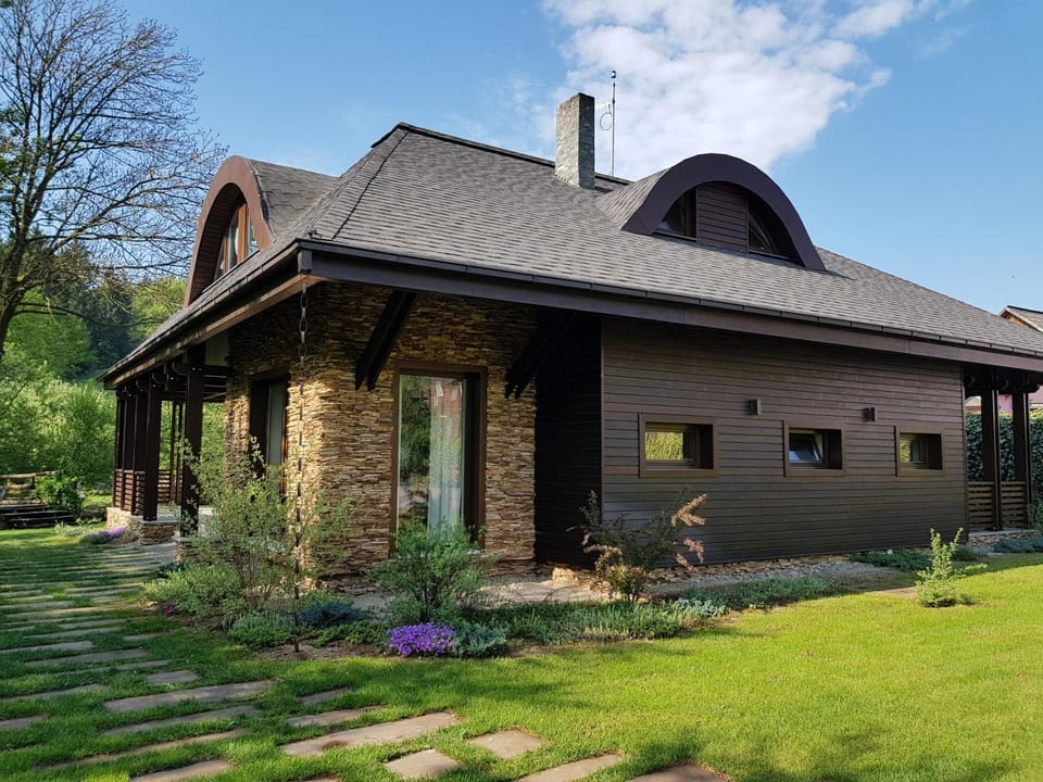 Property building, Facade/entrance, Garden, Pets