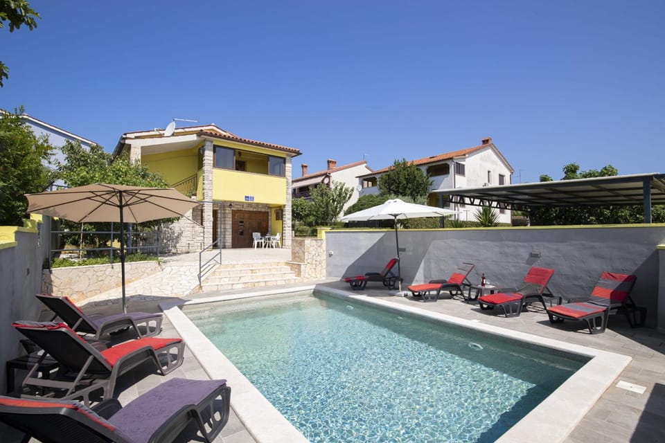 Property building, Patio, Day, Pool view, Swimming pool, sunbed
