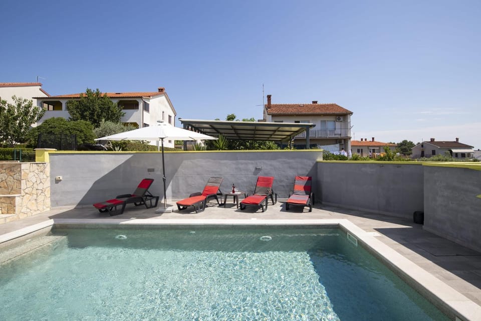 Day, Pool view, Swimming pool, sunbed