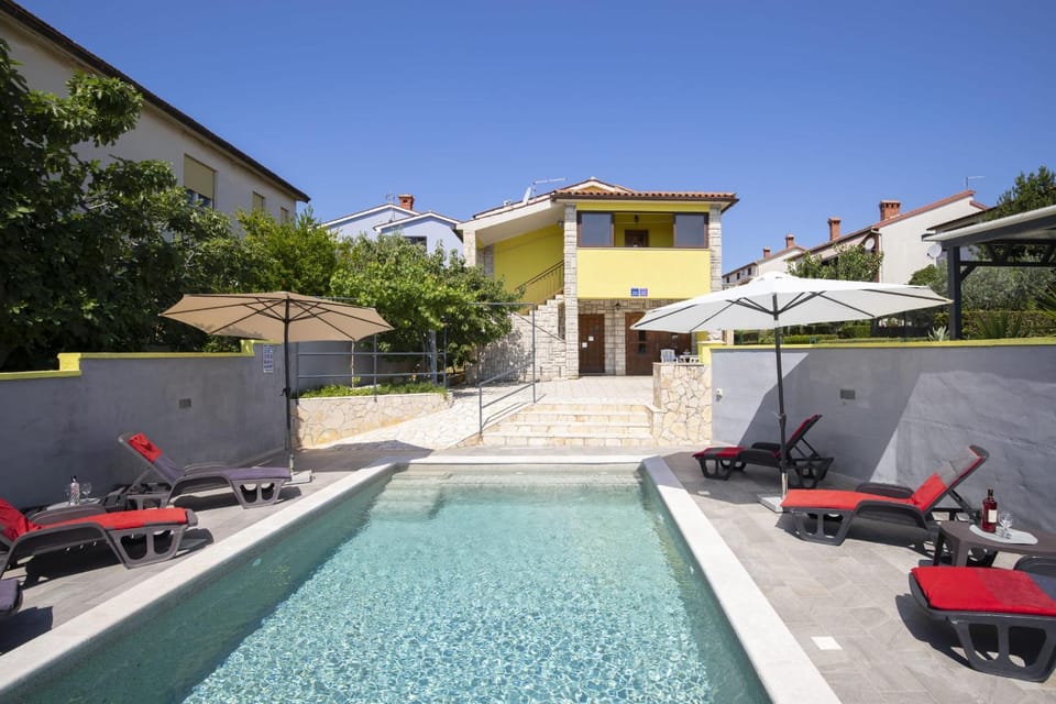 Property building, Patio, Day, Garden, Garden view, Pool view, Swimming pool, sunbed