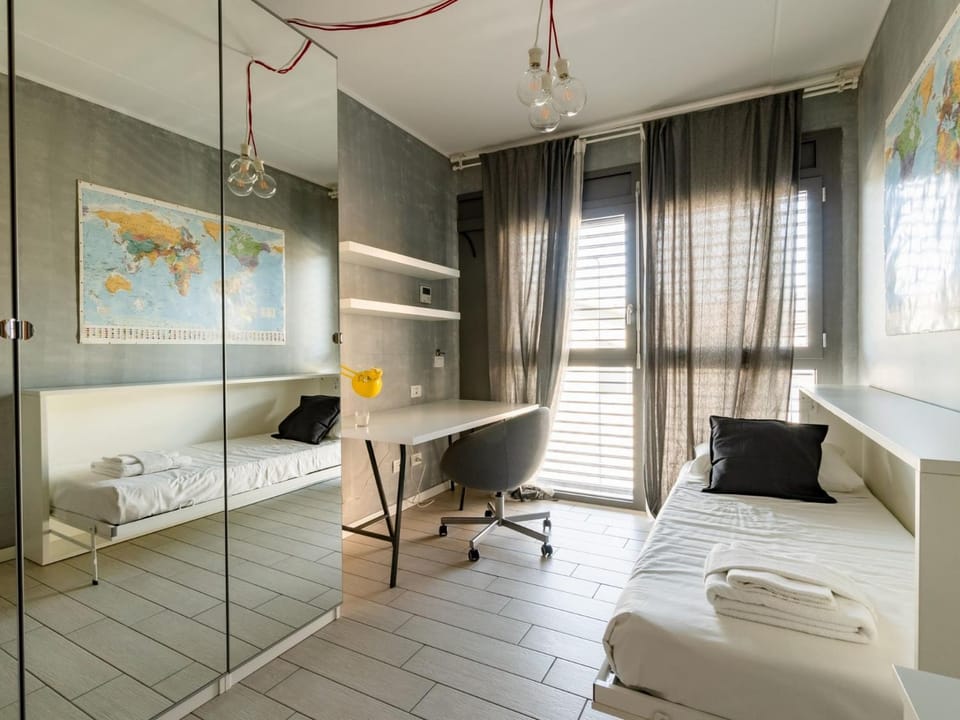 Photo of the whole room, Bedroom