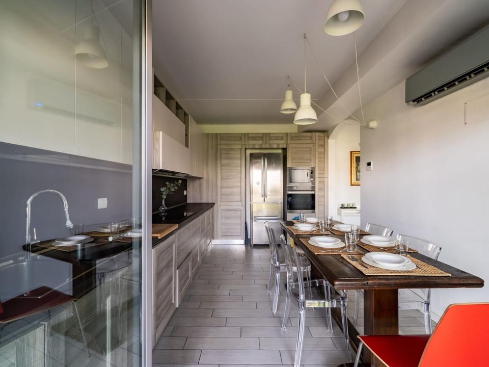 Kitchen or kitchenette, Food and drinks, Dining area