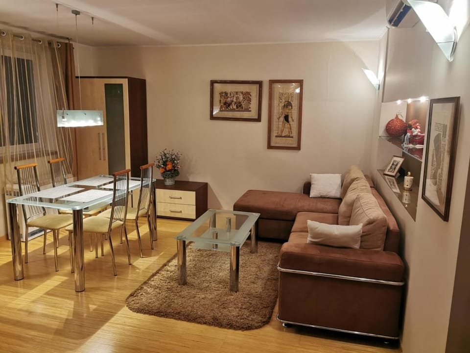 Uroczy apartament przy deptaku z parkingiem. Apartment in Lower Silesian Voivodeship