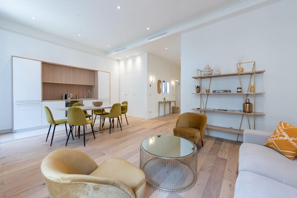 Kitchen or kitchenette, Seating area, Dining area