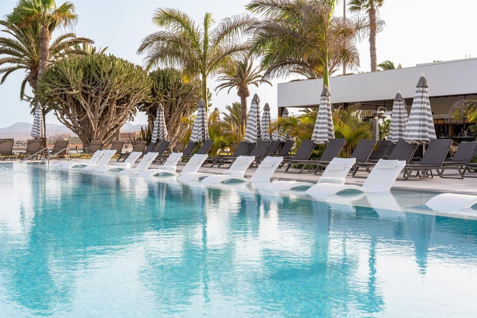 Swimming pool, sunbed