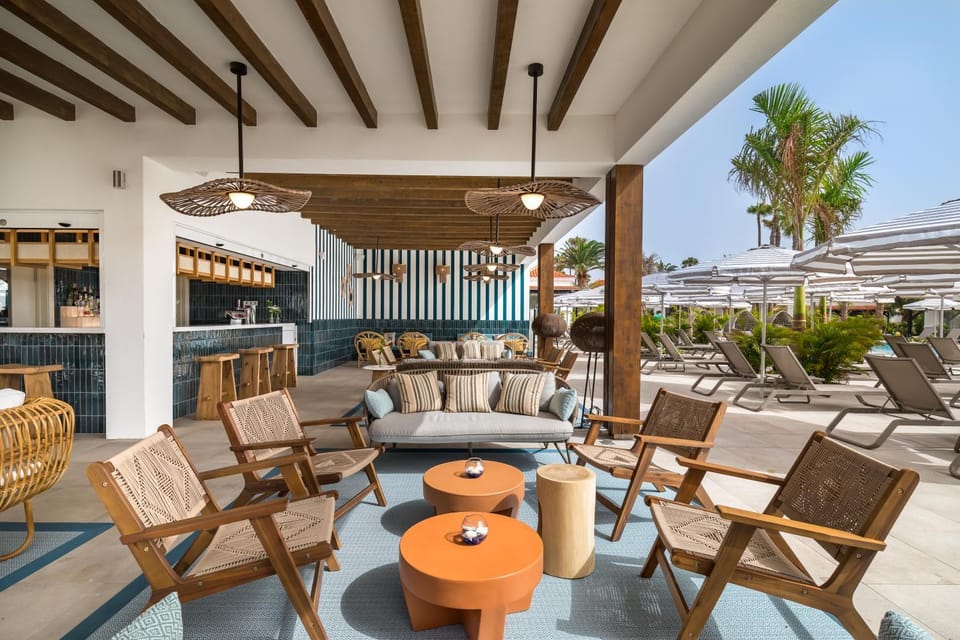 Restaurant/places to eat, Lounge or bar