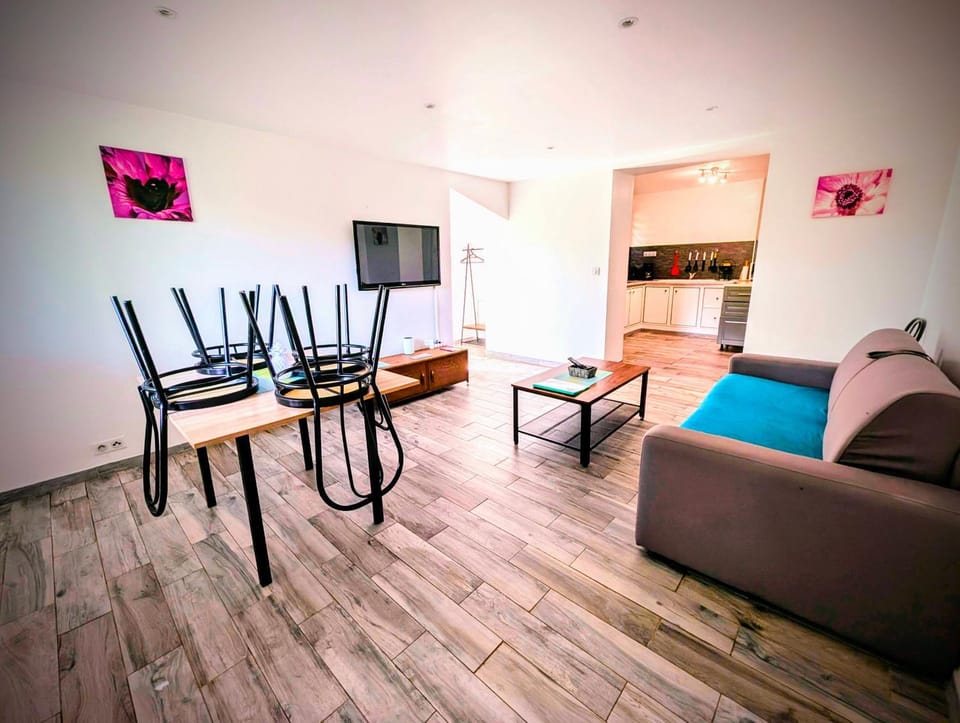 TV and multimedia, Living room, Seating area, Dining area