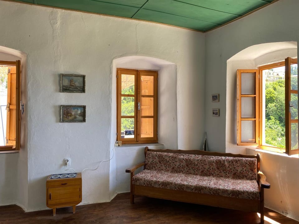 Shotgun Hostel & Guesthouse Hostel in Vlorë County, Albania
