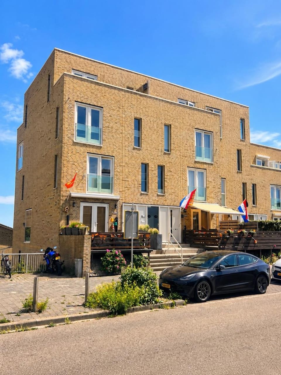 Property building, Day, Location, Parking